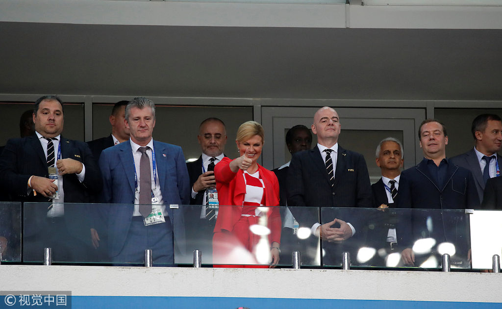 最大牌女球迷!克罗地亚女总统赴俄看球 现场手