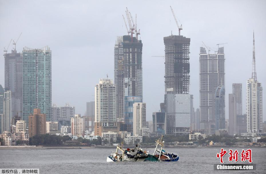 韩首次开放非军事区道路:铁丝网挂"地雷"警示标志