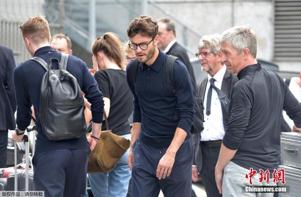 德国队小组赛出局回国 众将机场难扫一脸愁容