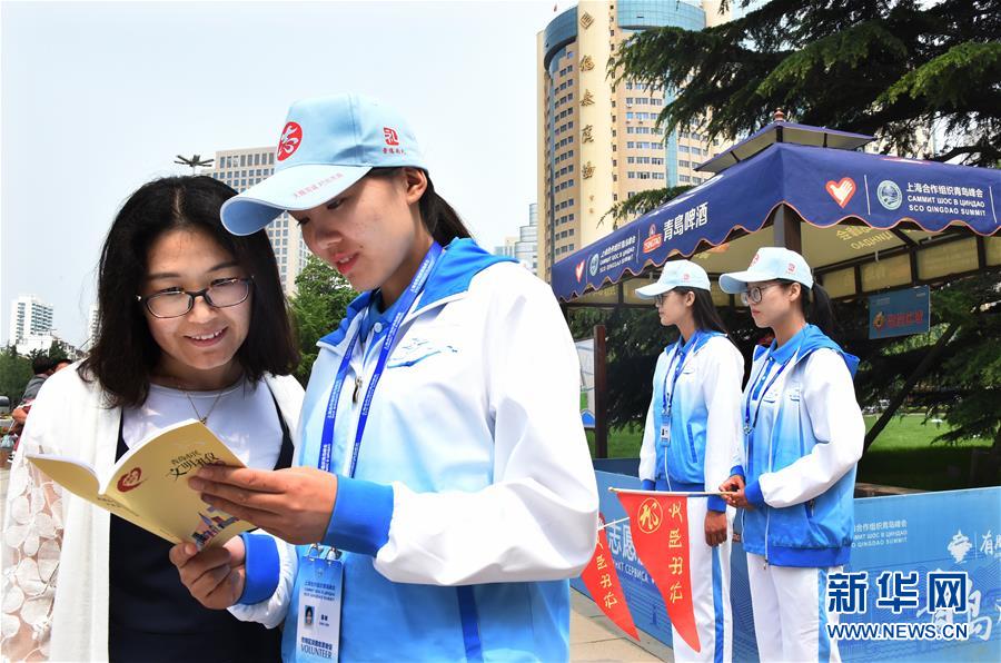 哈尔滨女车主站车顶维权：我没学历 就想讨个公道