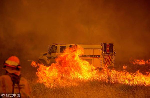 美加州火灾持续蔓延 消防车被火光包围
