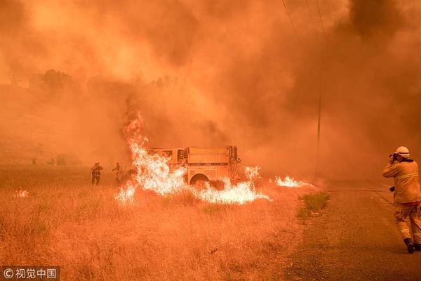 美加州火灾持续蔓延 消防车被火光包围