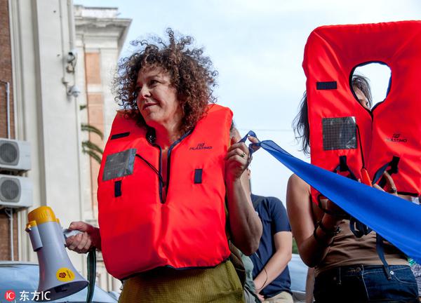 意大利政府拒收难民入境 民众穿救生衣抗议