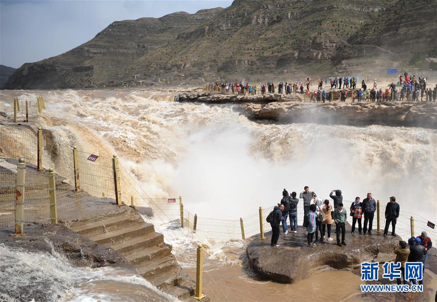 重庆男子吊脖子死亡现场画面曝光，血迹惹猜测，当地回应震惊全网