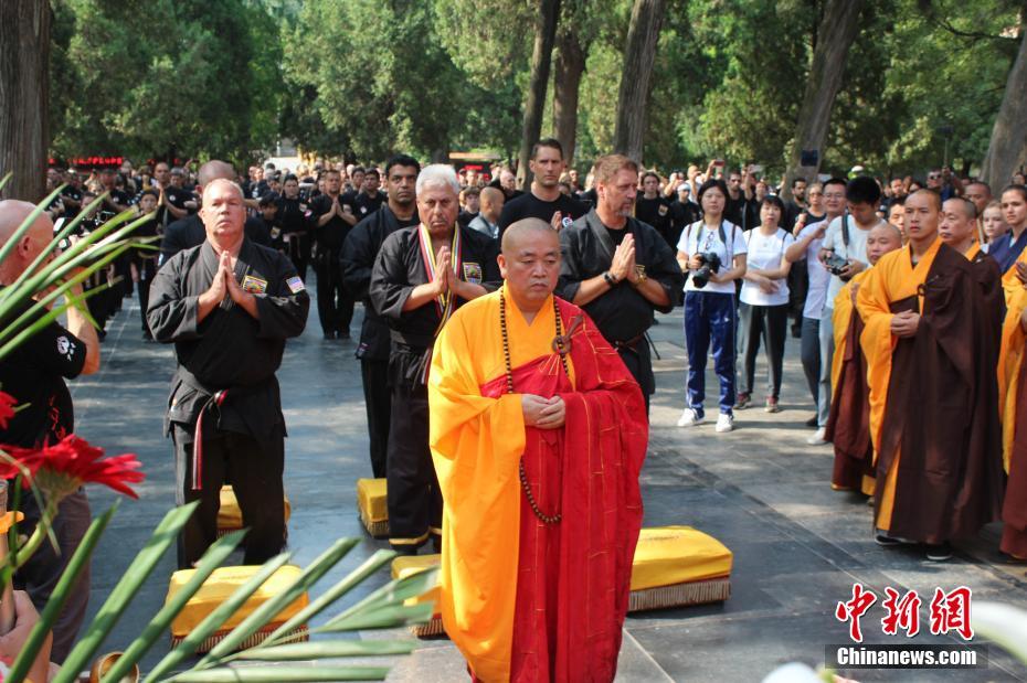 央视主持人采访雷军，见面第一句是Are you OK 网友评论区炸锅了