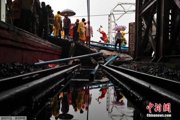 印度孟买一人行天桥因暴雨坍塌 至少2人受伤