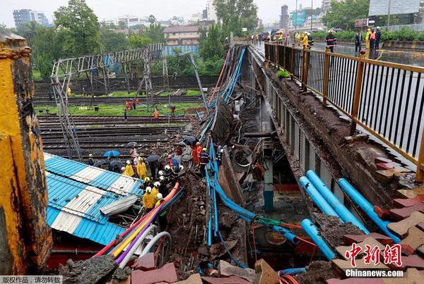 印度孟买一人行天桥因暴雨坍塌 至少2人受伤