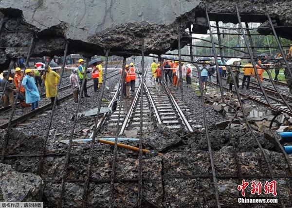 印度孟买一人行天桥因暴雨坍塌 至少2人受伤