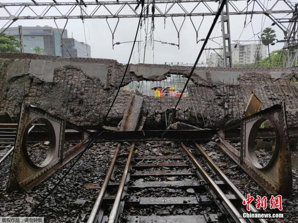 印度孟买一人行天桥因暴雨坍塌 至少2人受伤