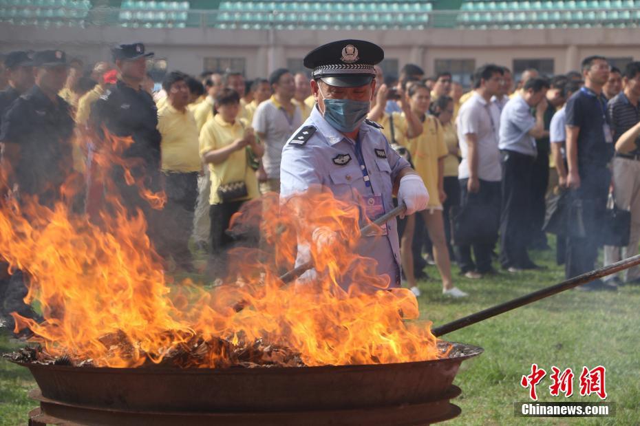 章子怡挺巨肚外出 遭吸二手烟