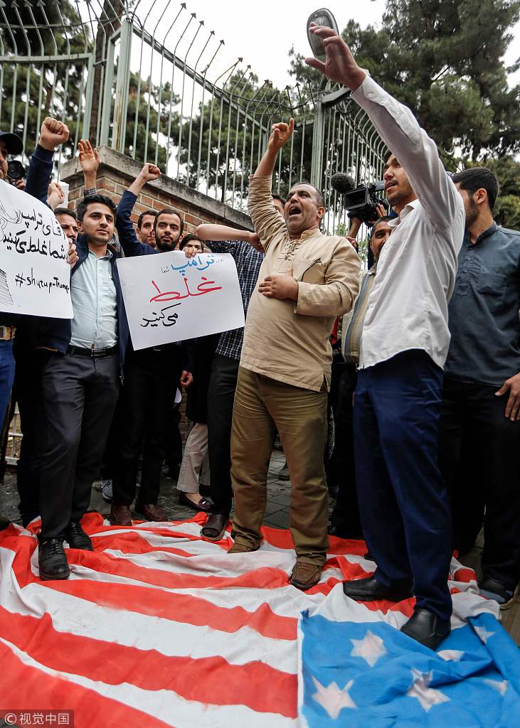 伊朗民众焚烧星条旗 抗议美国退出伊核协议