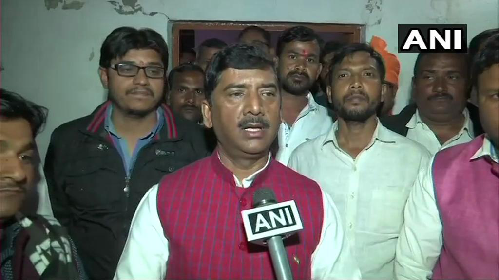 【蜗牛棋牌】为了一块石头 印度两名议员当记者面抡鞋互殴(图)