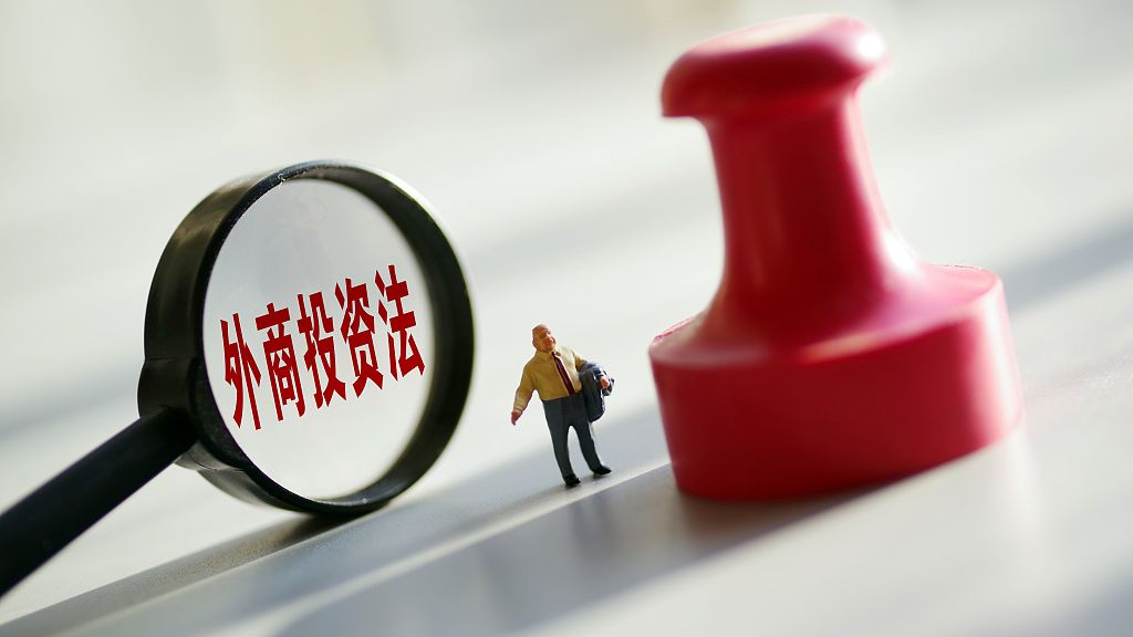 审议关于政府工作报告、年度计划、年度预算等