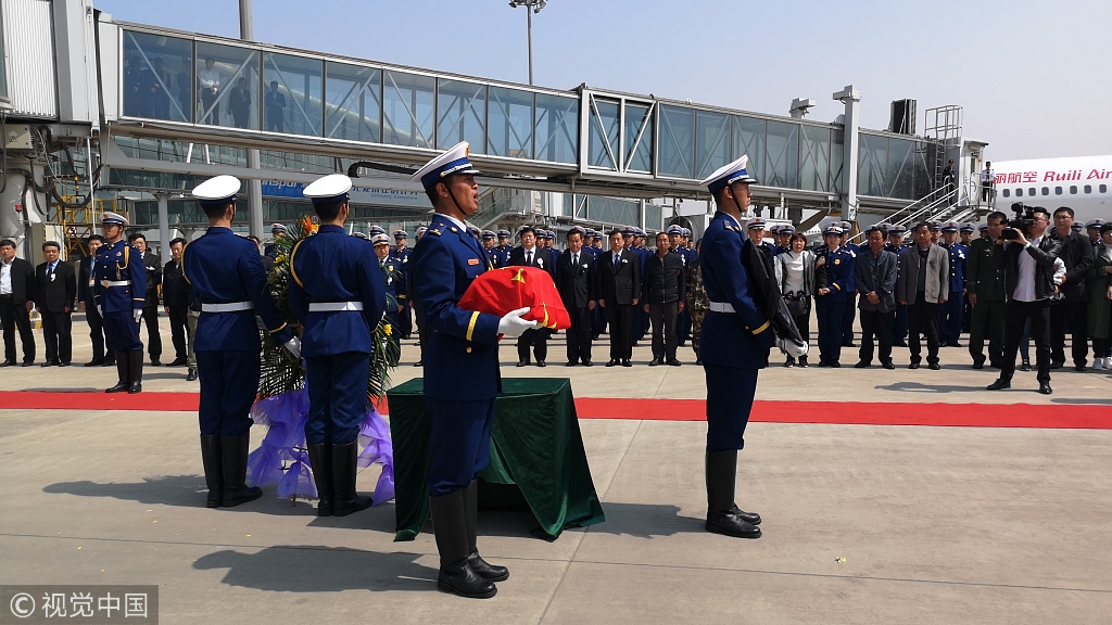 扑救凉山森林火灾牺牲烈士骨灰回家 家乡父老