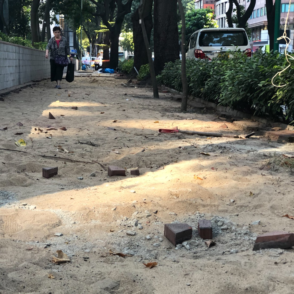 一道道城市的伤疤 记者直击香港街头被毁道路