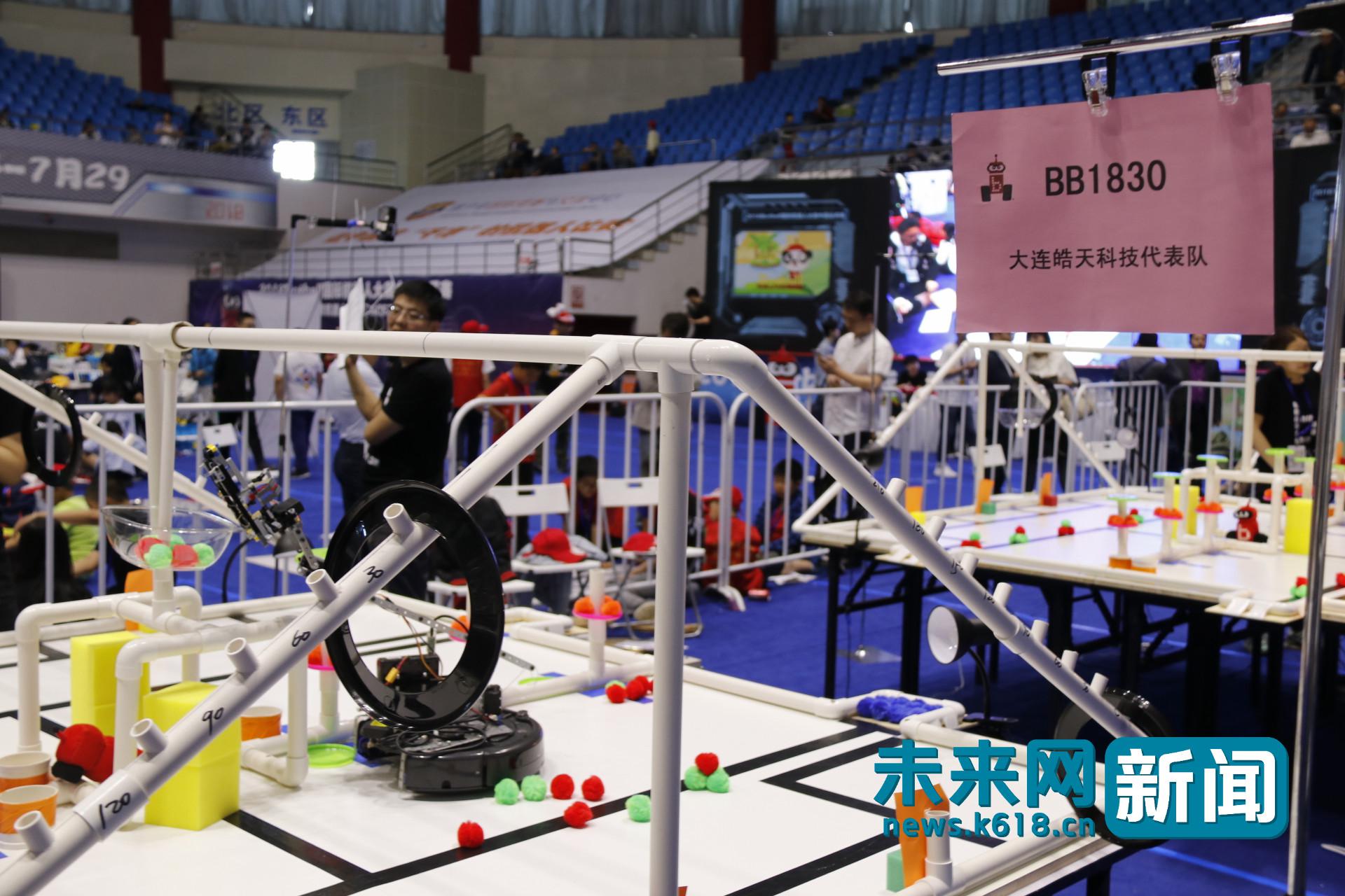 中小学机器人高手会战大连 方寸擂台上演 机甲