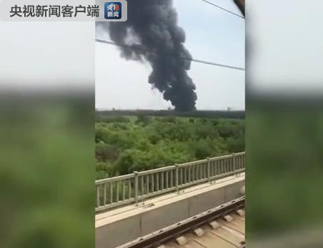 天津西青区一企业润滑油起火 毗邻厂房出现过火