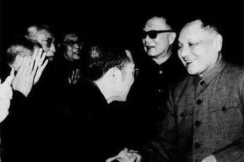 ▲1978年全国科学大会上,邓小平和陈景润握手。