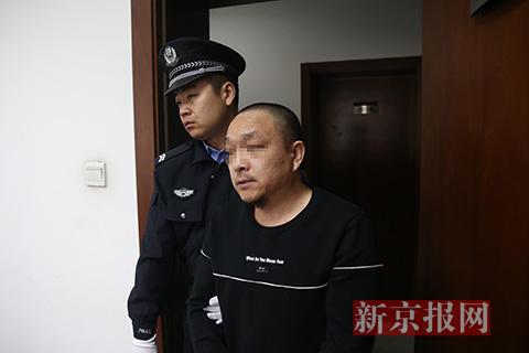 被告人付某被带进法庭受审。新京报记者 王贵彬 摄