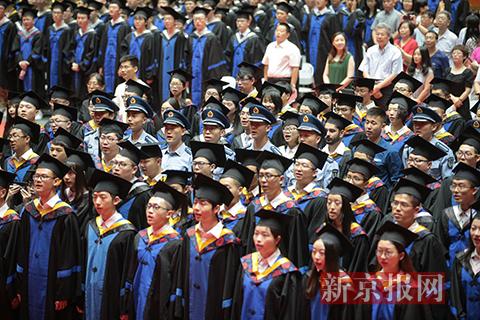 接纳学生意见 北航校领导给每位毕业生扶正流