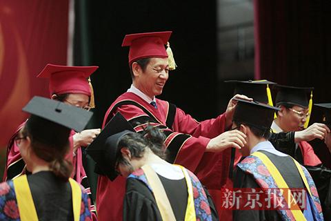 接纳学生意见 北航校领导给每位毕业生扶正流苏