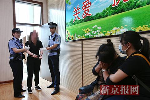 庭后法庭安排养母女相见，两人哭得泣不成声。新京报记者 刘洋 摄