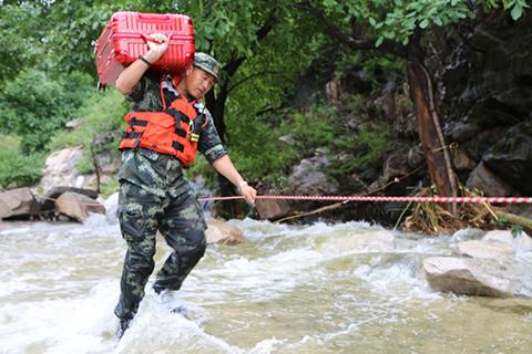 北京密云33名游客因暴雨被困 消防徒步3小时成功救援 |沸点