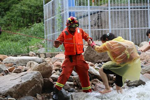 北京密云33名游客因暴雨被困 消防徒步3小时成功救援 |沸点