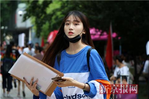 北京电影学院今日开学 高颜值新生报到