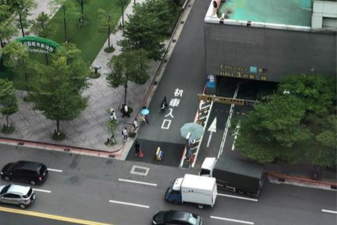 台北路面的“机车入口”标识。(图:台湾《联合报》)