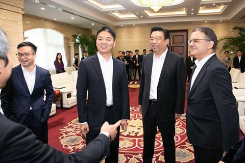 左二为京东集团董事局主席兼CEO刘强东，右二为如意控股集团董事局主席邱亚夫。