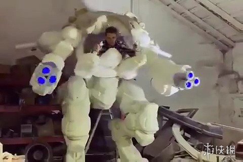 国外大神打造《守望先锋》D.Va机甲 可乘坐操纵上半身!