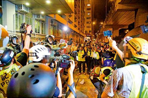 暴乱活动期间,不少身穿反光黄间背心的“记者”围着警方拍摄(图源:大公报)