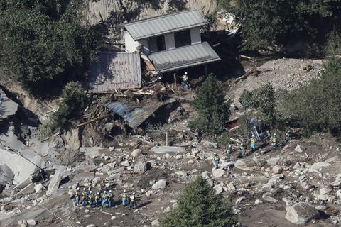  宫城县的一处泥石流灾害现场的救援活动（《每日新闻》）