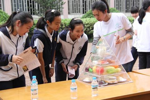 2015年首届“全民营养周”期间，浙江省疾控中心在全省开展系列宣传活动。图为金华市金东区澧浦镇中心小学组织学生学习中国居民平衡膳食宝塔。 中国营养学会供图