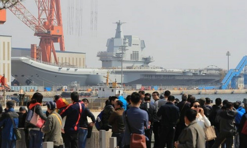 民众在大连观看停在码头的中国首艘国产航母（香港《亚洲时报》网站）