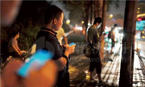 北京西二旗的夜晚,使用网约车、拼车上下班成为不少人的选择之一。(《中国经济周刊》首席摄影记者 肖翊 摄)