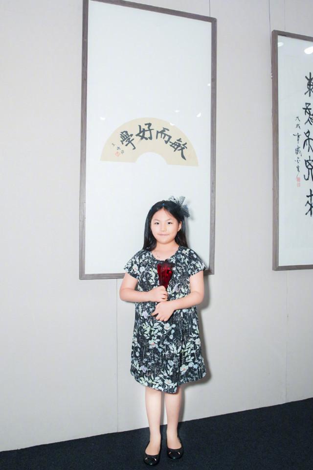 刘晓庆王诗龄参加书画展，62岁刘晓庆满脸油光，8岁王诗龄变瘦了