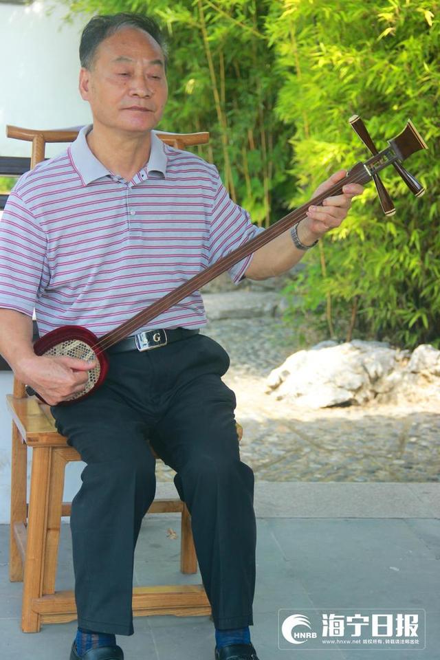 自学唱弹成好手 海宁74岁大伯一把三弦 52年未曾放