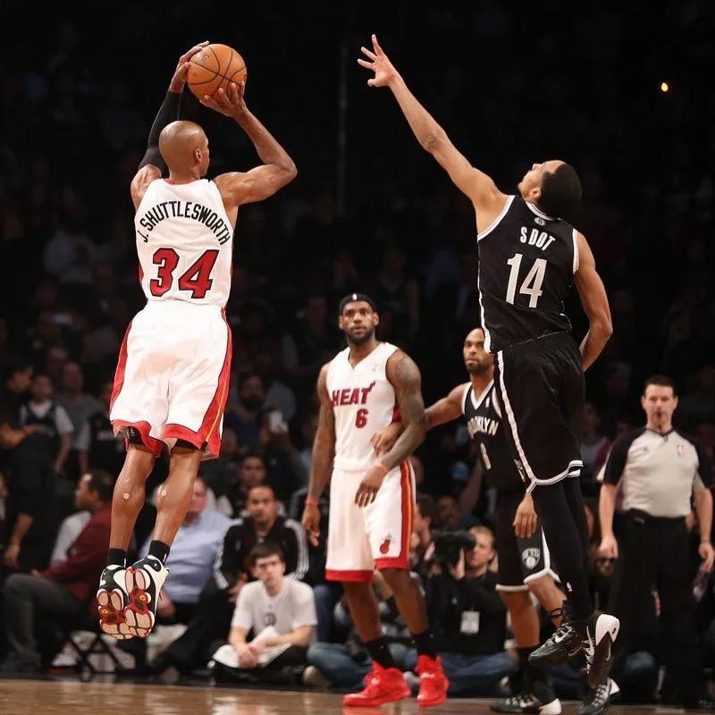 疯狂!AJ13熊猫鞋成都今天发售!奶爸们抱起娃娃都来抢!