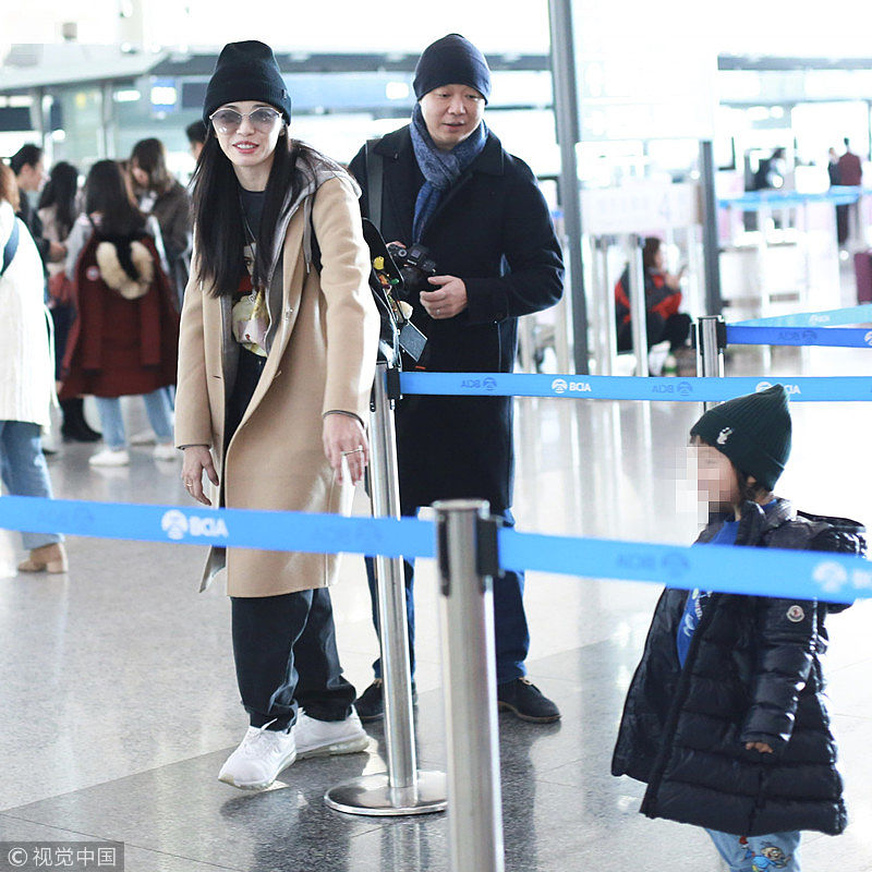 姚晨一家现身机场 画面温馨