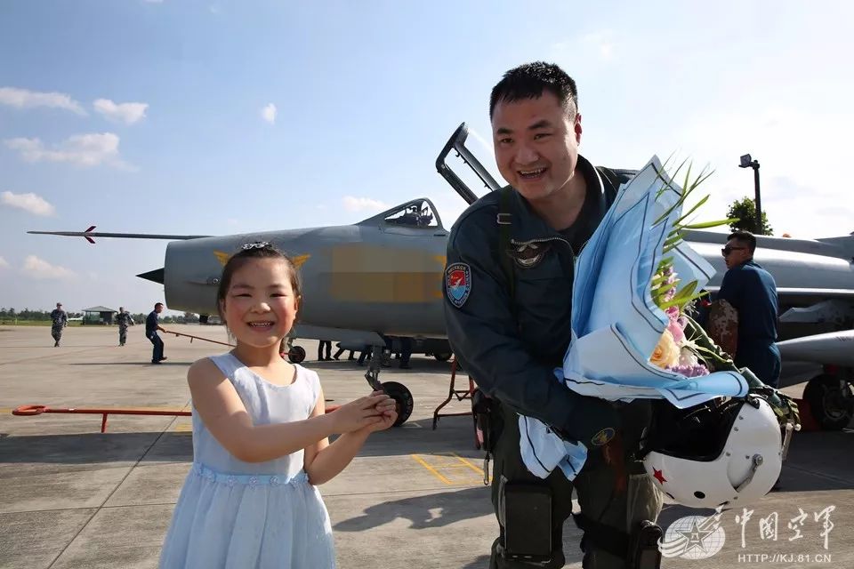 女儿抱着飞行员爸爸向海涛的脸亲了又亲.