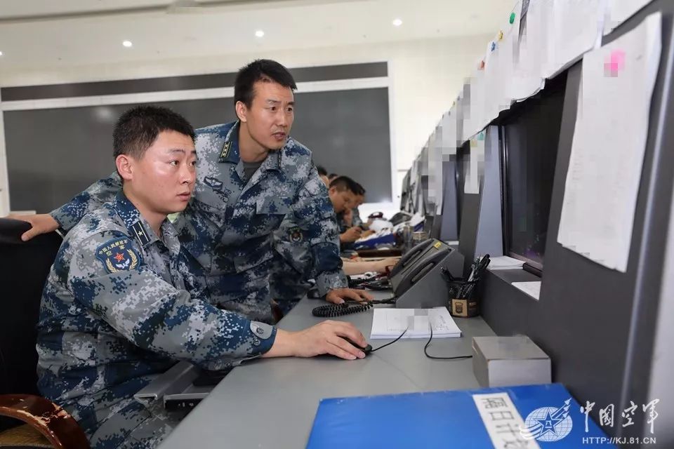 川航成功备降的背后:空军十多架战机紧急避让