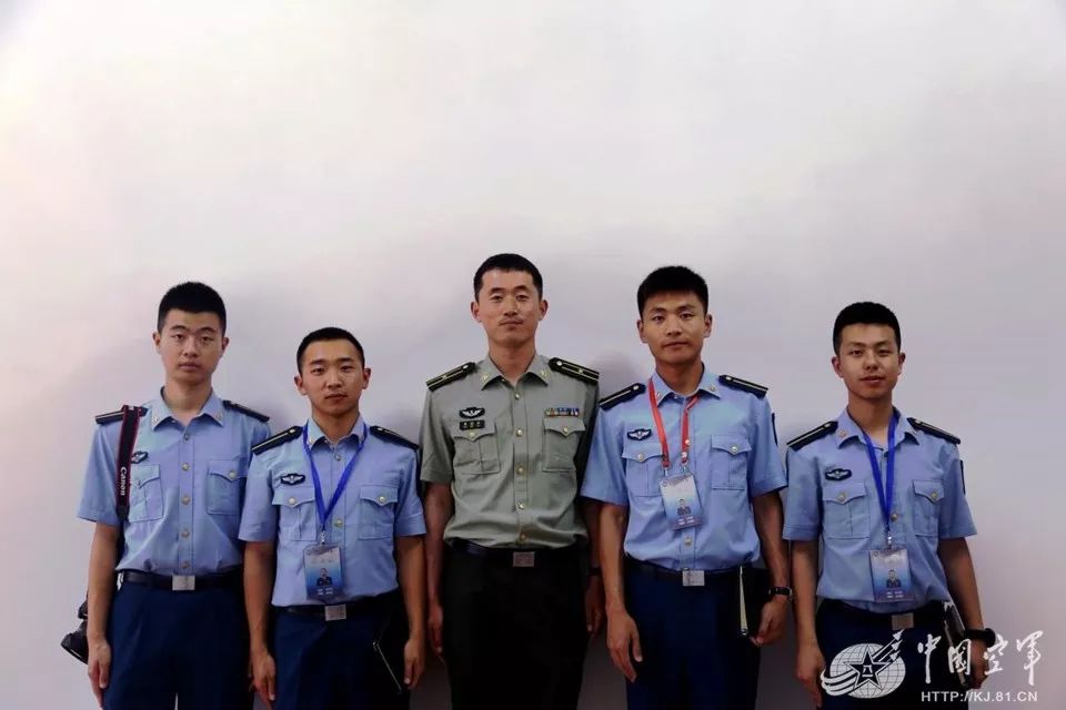 郭营长和空军预警学院的小记者们合影留念. 中国空军网