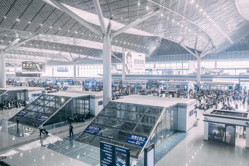 老外第一次坐高铁超开心:没人抽烟