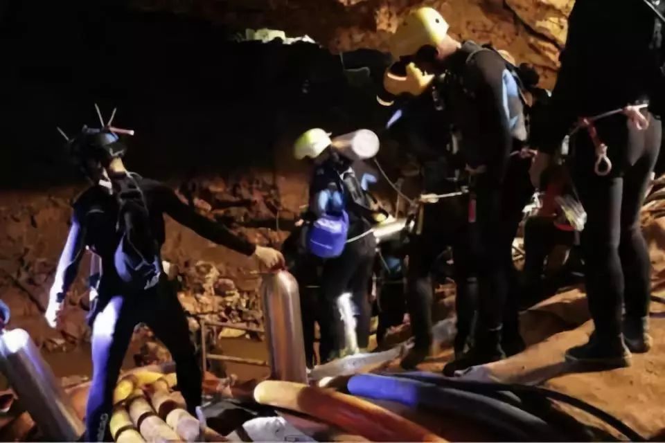 被困洞穴两周 泰国13名少年足球队员今日或可