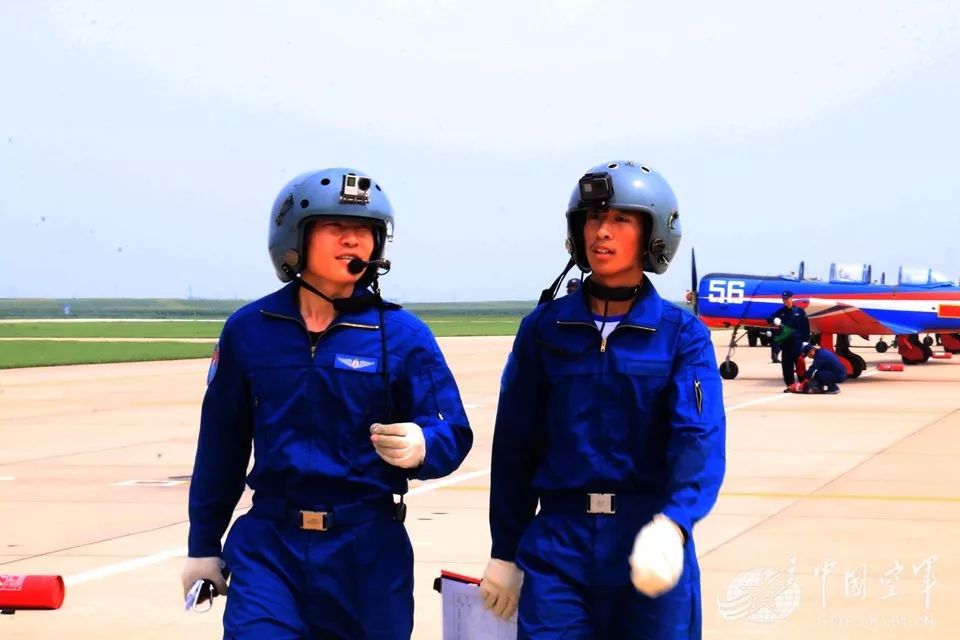高中生驾机飞上蓝天！空军青少年航校800余学生进行军事飞行体验