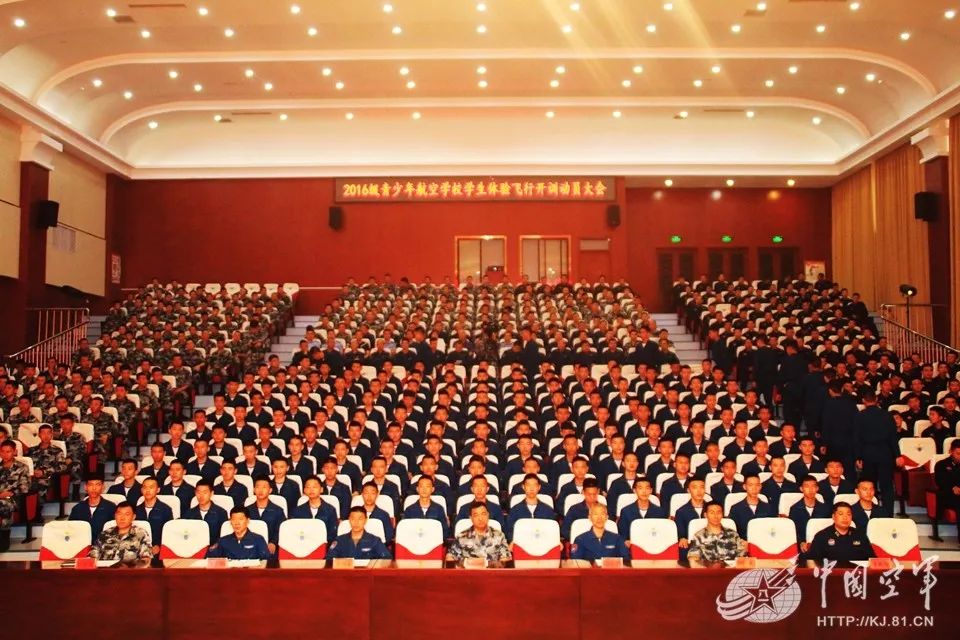 高中生驾机飞上蓝天！空军青少年航校800余学生进行军事飞行体验