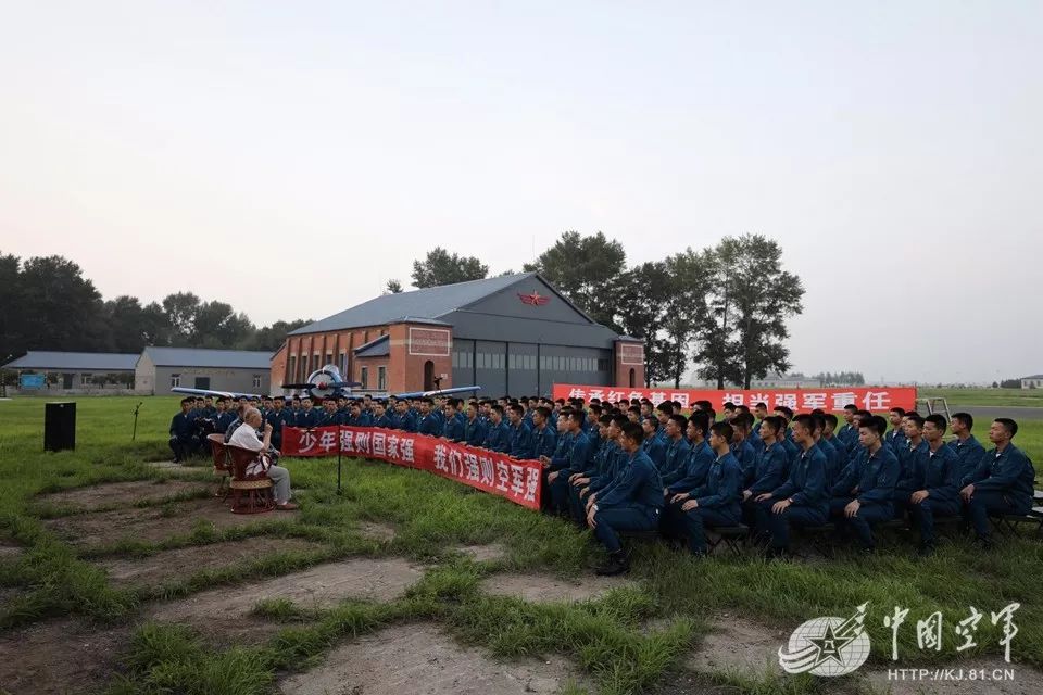 高中生驾机飞上蓝天！空军青少年航校800余学生进行军事飞行体验
