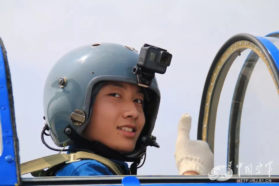 高中生驾机飞上蓝天！空军青少年航校800余学生进行军事飞行体验